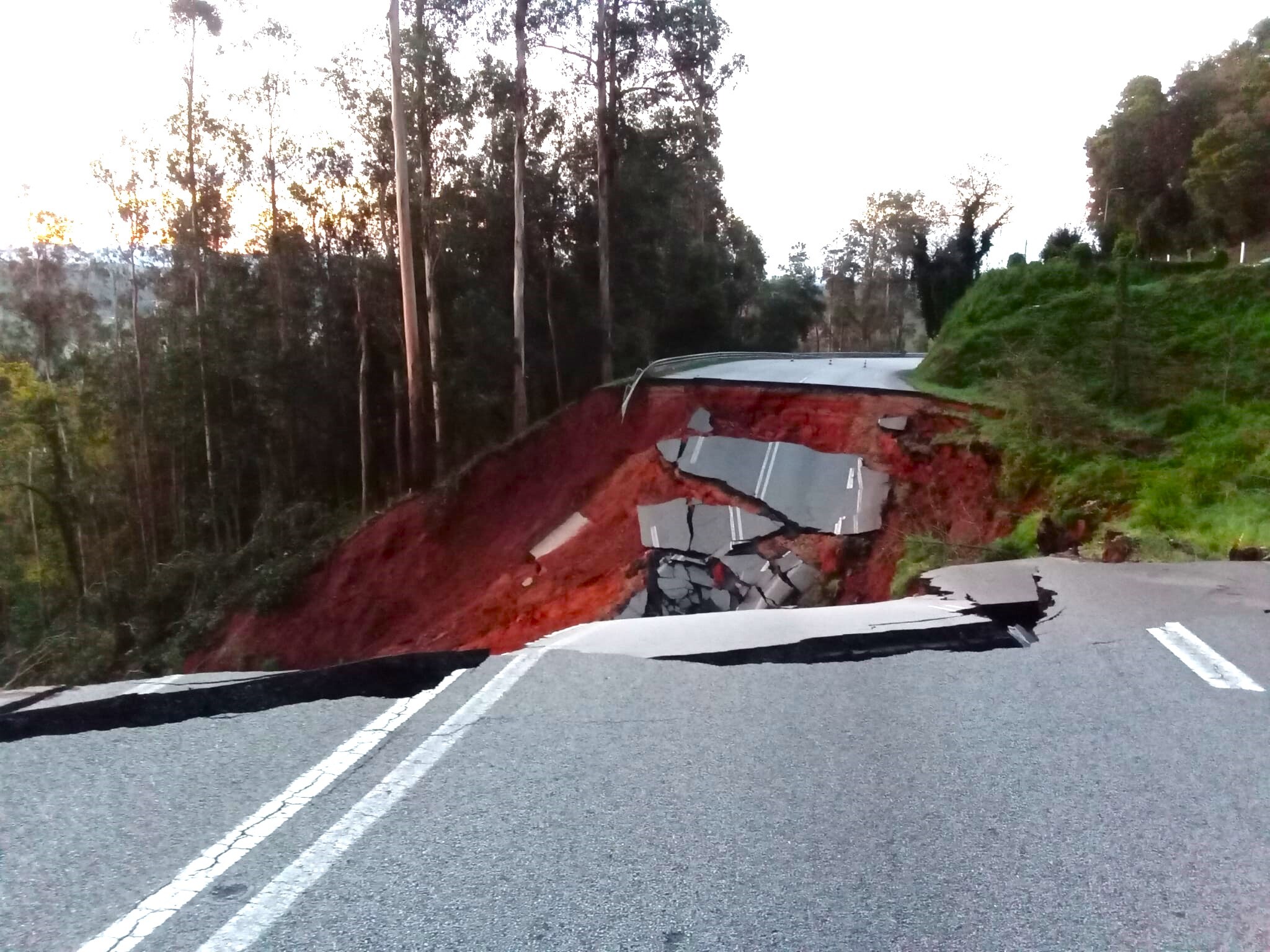 Aluimento de terras provoca cratera e obriga ao corte de troço do IC2