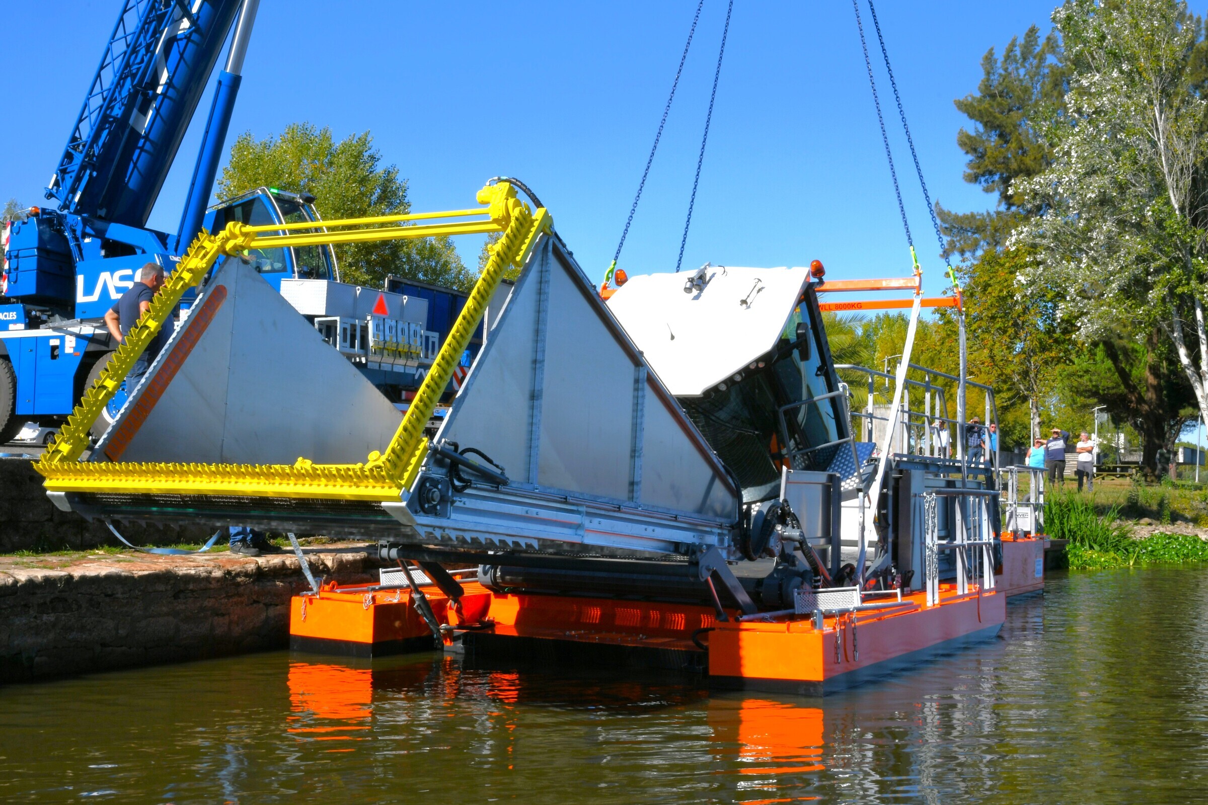 Nova ceifeira aquática reforça combate aos jacintos-de-água na Pateira de Fermentelos