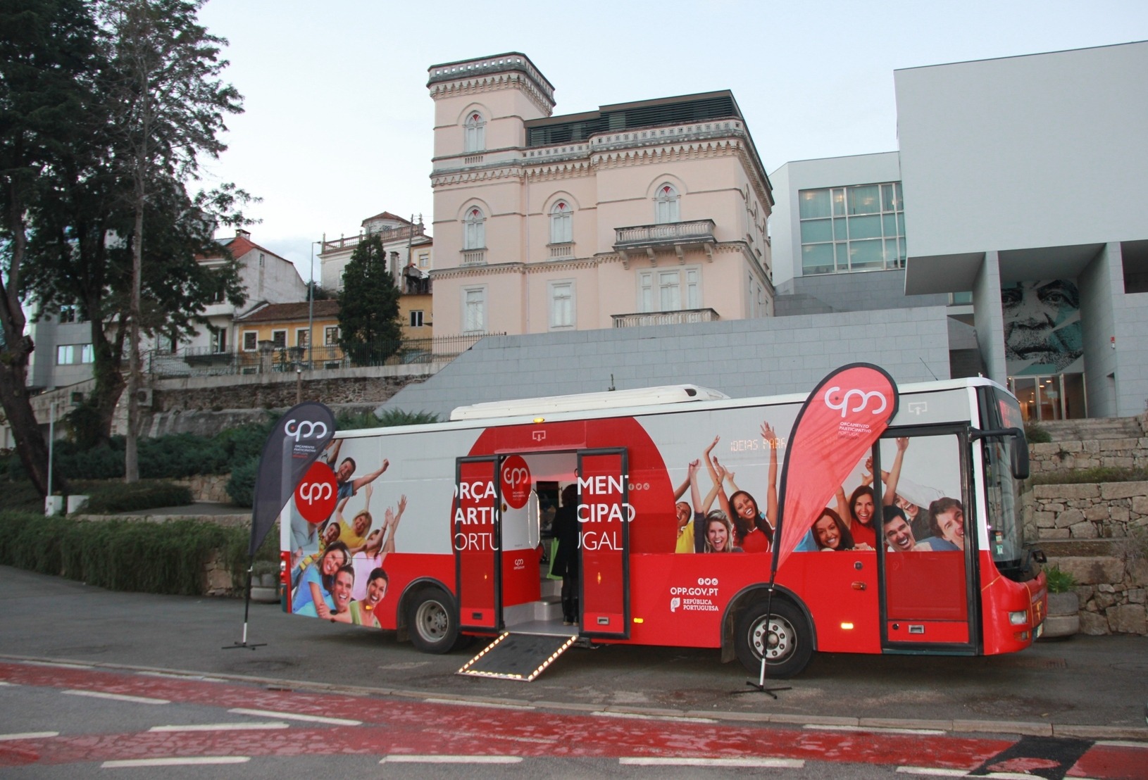 Autocarro OPP em &Aacute;gueda