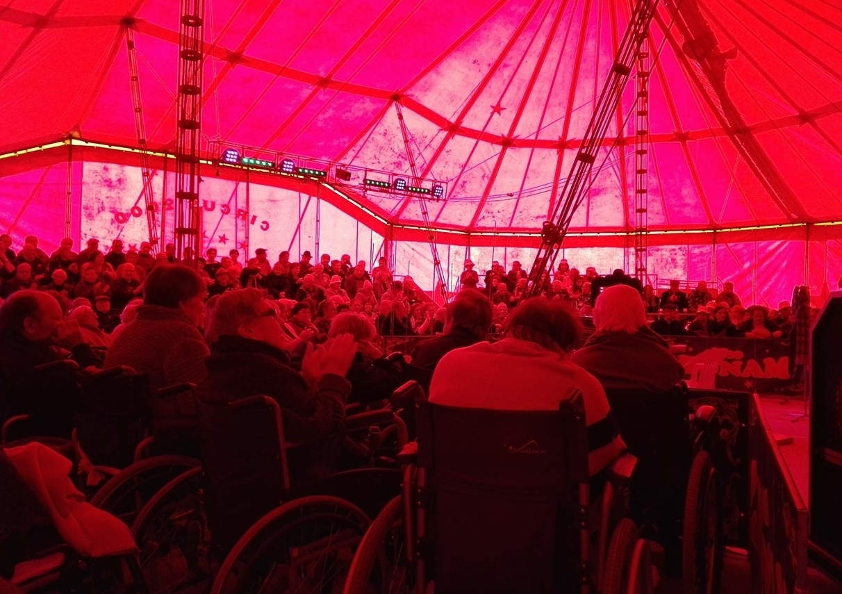 A C&acirc;mara Municipal de &Aacute;gueda, no passado dia 6 de dezembro, realizou mais uma iniciativa das Tardes Seniores, este m&ecirc;s marcado por uma Ida ao Circo para 207 idosos do Concelho.  A tarde de circo durou cerca de 1 hora e 30 minutos e contagiou mais de duas centenas de idosos de v&aacute;rias institui&ccedil;&otilde;es do Concelho, criando v&aacute;rios momentos de satisfa&ccedil;&atilde;o entre todos os presentes.   O espet&aacute;culo contou com n&uacute;meros de magia, de brincadeiras e ilusionismo, conseguindo roubar muitos risos, palmas e o brilho nos olhos do p&uacute;blico s&eacute;nior.  Nesta Tarde S&eacute;nior participaram utentes de 12 institui&ccedil;&otilde;es do concelho, sendo elas: Associa&ccedil;&atilde;o N.&ordf; Sr.&ordf; da Esperan&ccedil;a, AMAR, Santa Casa da Miseric&oacute;rdia de &Aacute;gueda e Casa de Repouso Breda, Os Pioneiros, Centro Social de Belazaima, AFA, Centro Social e Paroquial da Borralha (CSPB), Centro Social e Paroquial de Recard&atilde;es, Para&iacute;so Social, Patronato N.&ordf; Sr.&ordf; das Dores, O M&aacute;gico, e Centro Social Arco &Iacute;ris.  As Tardes Seniores t&ecirc;m sido um evento de sucesso da C&acirc;mara Municipal de &Aacute;gueda, reunindo sempre centenas de idosos e promovendo tardes diferentes e interessantes para a popula&ccedil;&atilde;o s&eacute;nior, dando-lhes a oportunidade de conviver e de se divertirem.