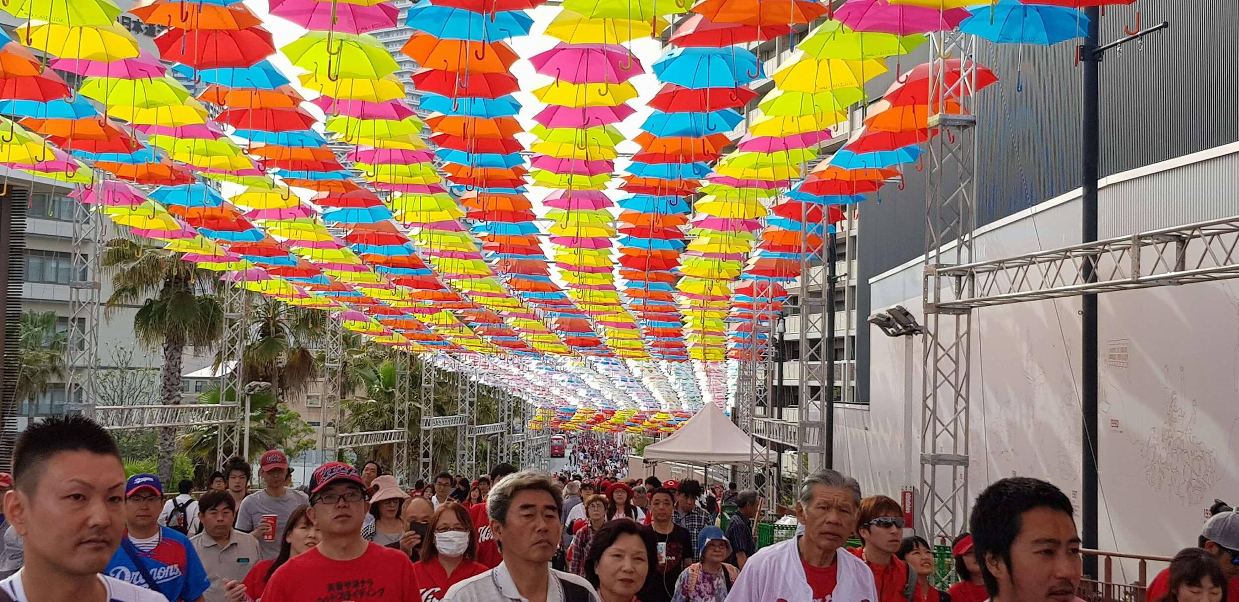 &Aacute;gueda e Hiroshima juntas pelos chap&eacute;us de chuva
