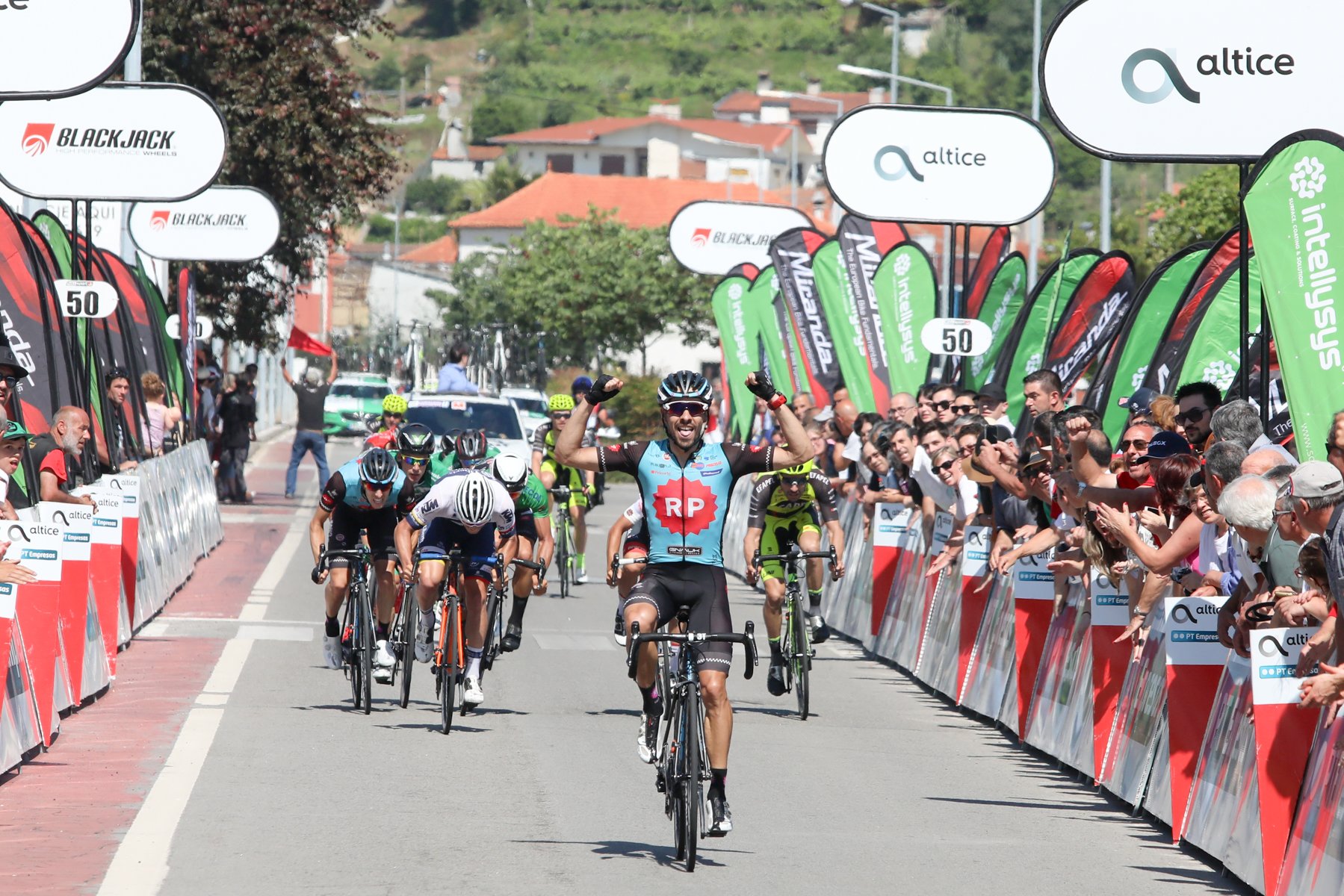 David Rodrigues reuniu for&ccedil;as para ganhar a etapa ao sprint e atacou j&aacute; &agrave; chegada dos &uacute;ltimos quil&oacute;metros